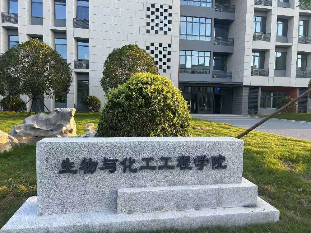 青山湖区扬州职业大学体育场高杆灯项目